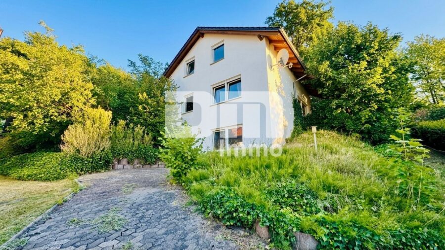 Moderner Wohntraum in ruhiger, naturnaher Sackgassenendlage mit Panoramablick über die Stadt - Zufahrt / 2x PKW Stellplatz